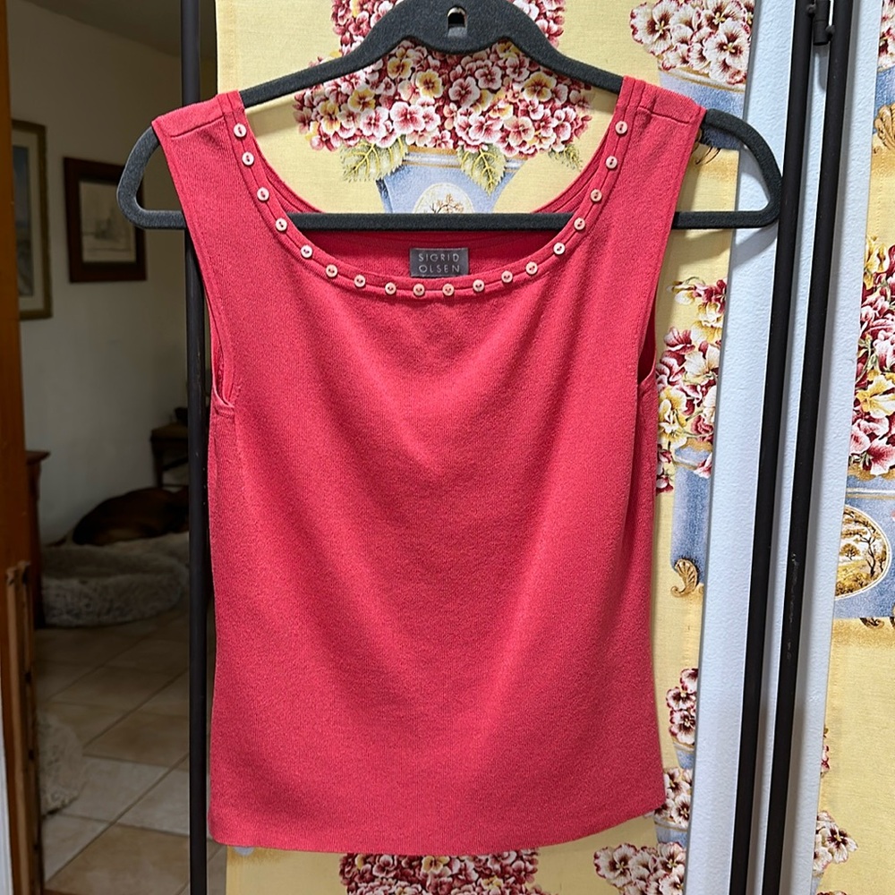 Coral knit tank top with button details